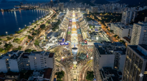 Vista aérea do Rio de Janeiro durante o Carnaval, mostrando a cidade iluminada e organizada para grandes eventos, simbolizando o place branding, a gestão urbana e a articulação público-privada na construção da marca do lugar.