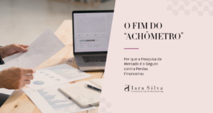 Pessoa analisando gráficos impressos e um notebook com dashboard sobre uma mesa de madeira, em ambiente com luz natural.