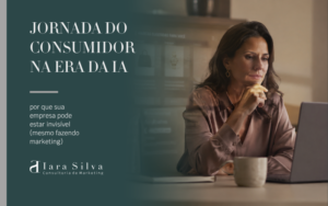 Mulher utilizando notebook em ambiente corporativo enquanto observa informações digitais relacionadas a recomendações e algoritmos ao fundo. A imagem traz o título “Jornada do Consumidor na Era da IA: por que sua empresa pode estar invisível (mesmo fazendo marketing)” e remete à transformação da jornada de consumo na era da inteligência artificial.