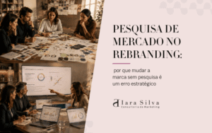 Divisão visual entre processo criativo impulsivo e análise estratégica de rebranding, com equipe escolhendo elementos visuais de forma caótica de um lado e profissionais analisando dados e dashboards organizados do outro.